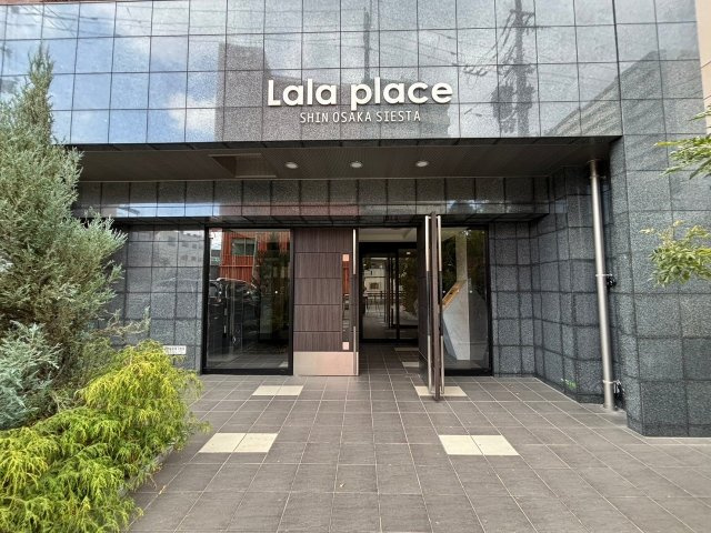 ララプレイス新大阪シエスタのエントランス