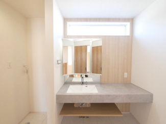 【独立洗面台】 | 甲府市羽黒町 新築全3棟 1号棟 オール電化・長期優良住宅 | 三面鏡仕様の洗面台　ワイドカウンター仕様
