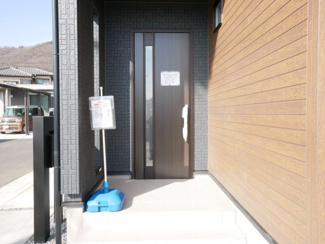 【玄関】 | 甲府市羽黒町 新築全3棟 1号棟 オール電化・長期優良住宅 | 庇付きの玄関