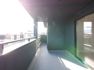 【バルコニー】 | 甲府市羽黒町 新築全3棟 1号棟 オール電化・長期優良住宅 | 奥行きも有るワイドバルコニー