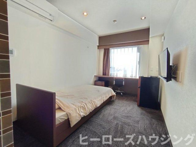 【洋室】 | モテナプリーズ（シェアハウス） | テレビ、ベッド、冷蔵庫、エアコンは備え付け