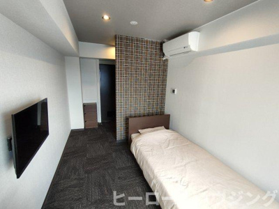 【寝室】 | モテナプリーズ（シェアハウス） | テレビ、ベッド、冷蔵庫、エアコンは備え付け