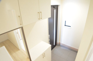 【玄関】 | さいたま市南区辻４丁目（全２棟） | 我が家の顔「玄関」。清潔感ある玄関が大切なお客様やご家族を迎えてくれます。