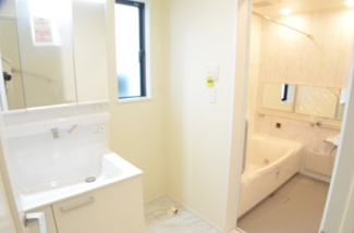 【独立洗面台】 | さいたま市南区辻４丁目（全２棟） | 洗面台は大きさ充分！歯磨きやブラッシングなど慌ただしい朝の身だしなみチェックもOKです。脱衣スペースも広くお子様の入浴後のお着換えも楽々です。