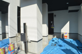 【玄関】 | さいたま市南区辻４丁目（全２棟） | 解放感のある玄関が大切な家族やお客様を迎えてくれます。