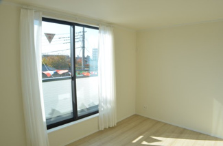 【洋室】 | さいたま市南区辻４丁目（全２棟） | 一人ひとり違う「快適な条件」を実現するため内装はシンプルに統一しています。飾り過ぎず拘り過ぎないデザインです。