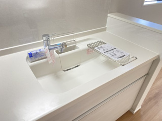 【キッチン】 | 小学校9分　リビング18.5帖　芝山5　3号棟 | 施工例　
対面キッチンからはリビングが見渡せるのでお子様が遊んでいる様子を確認しながら料理できます。