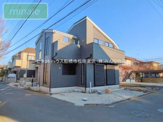 【前面道路含む現地写真】 | 角地　全室南向き　小学校9分　リビング18.6帖　芝山5　1号棟 | 施工例