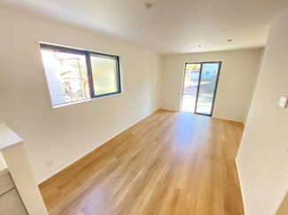 【居間・リビング】 | 角地　全室南向き　小学校9分　リビング18.6帖　芝山5　1号棟 | 施工例　
広々リビングでゆとりの住空間♪ご家族と過ごすのにピッタリです♪