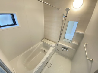 【浴室】 | 角地　全室南向き　小学校9分　リビング18.6帖　芝山5　1号棟 | 施工例　
浴室は1坪タイプで広々していて足も伸ばせ日頃の疲れも癒せそう♪