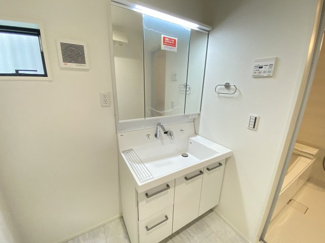 【独立洗面台】 | 角地　全室南向き　小学校9分　リビング18.6帖　芝山5　1号棟 | 施工例　
三面鏡で収納も充実しております。