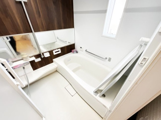 【浴室】 | 八幡市橋本新石　中古戸建 | 足を伸ばせる浴槽で一日の疲れをリフレッシュ。