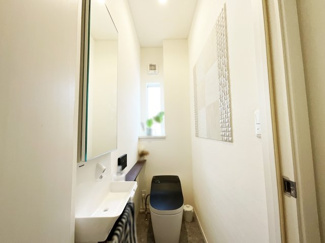 【トイレ】 | 八幡市橋本新石　中古戸建 | エコカラットがアクセントになっており、タンクレスのトイレでお手入れラクラクです。
各階にトイレが設けられているので、朝の忙しい時間も安心ですね。