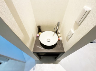 【洗面所】 | 八幡市橋本新石　中古戸建 | 玄関ホールにも手洗い場があるので、帰宅時やちょっと身だしなみを整えたい時に助かります。