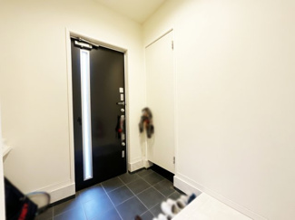 【玄関】 | 八幡市橋本新石　中古戸建 | 玄関にはシューズクロークが完備されており、靴はもちろんベビーカーなど高さのあるものもしっかり収納できます。