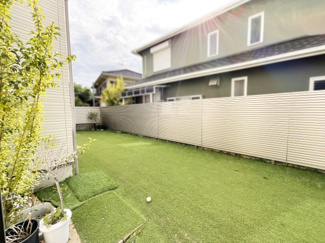 【庭】 | 八幡市橋本新石　中古戸建 | 南向きのプライベートガーデンは陽当りも良好で開放的。お子さまやペットとの時間にもぴったりな空間です。