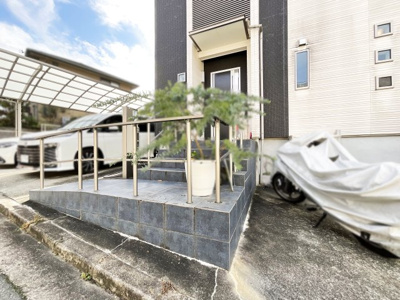 【外観】 | 八幡市橋本新石　中古戸建 | 駐車4台可能ですので家族で複数台ご所有のご家庭も安心です。来客時の駐車スペースとしても助かりますね。