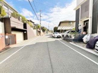 【前面道路含む現地写真】 | 八幡市橋本新石　中古戸建 |  （株）ゆいホームでは、ご購入・ご売却・住宅ローンなどのあらゆるご相談にお応えします。 もちろん相談は無料です！まずはお気軽にお電話下さい。