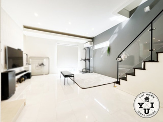 【居間・リビング】 | 八幡市橋本新石　中古戸建 | 部屋数豊富な5LDK、こだわりの詰ったハウスメーカー施工のお家です。
プライベートガーデン付きのゆったりとした快適空間。