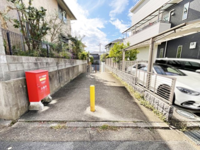 【前面道路含む現地写真】 | 八幡市橋本新石　中古戸建 | 【東側通路】