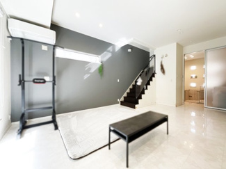 【居間・リビング】 | 八幡市橋本新石　中古戸建 | リビングは14.5帖の広々空間。
床暖房が設けられており、寒い時期も足元からポカポカです。