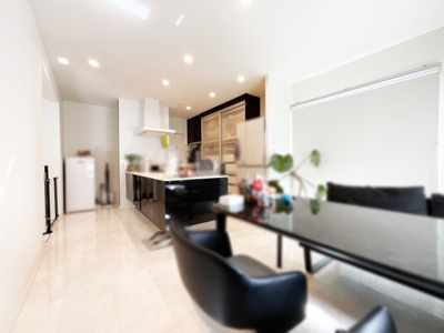 【キッチン】 | 八幡市橋本新石　中古戸建 | こちらは14帖のダイニングキッチンです。南側が庭に面しているので開放感があり、食事の時間もゆったりとお過ごしいただけます。