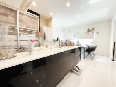 【キッチン】 | 八幡市橋本新石　中古戸建 | アイランドキッチンで開放的ですっきりとした水回りです。キッチンスペースにも床暖房が設けられているので、快適に食事の支度ができますね。