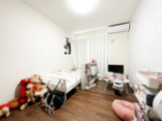 【洋室】 | 八幡市橋本新石　中古戸建 | 居室は1階に1部屋、2階に4部屋あります。振り分けタイプの間取りでプライベート時間もゆったりお過ごしいただけます。
1階のお部屋は客室としても便利です。