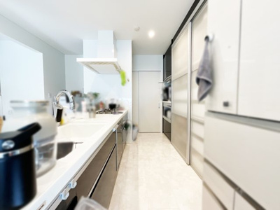 【キッチン】 | 八幡市橋本新石　中古戸建 | 食器洗浄乾燥機付きで、手にも環境にも優しく洗い物の時間が短縮できます。
カップボードはスライドドアが設けらておりスッキリと収納ができます。