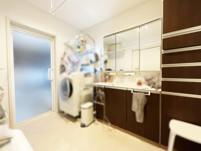 【洗面所】 | 八幡市橋本新石　中古戸建 | 三面鏡の洗面台で鏡裏にも収納が可能。収納棚付きですので、タオルや洗剤のストックがしっかり収納できるので洗面室を広く使用できます。