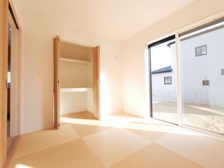【和室】 | 甲府市羽黒町 新築全3棟 2号棟 オール電化 敷地78坪 | 1階　4.5帖の洋風和室