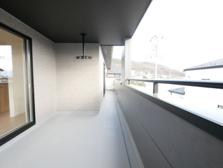 【バルコニー】 | 甲府市羽黒町 新築全3棟 2号棟 オール電化 敷地78坪 | ワイドバルコニー