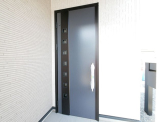【玄関】 | 甲府市羽黒町 新築全3棟 2号棟 オール電化 敷地78坪 | モダンデザインの玄関扉