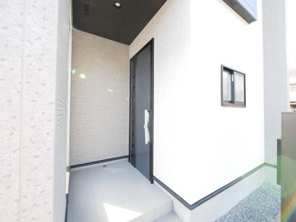 【玄関】 | 甲府市羽黒町 新築全3棟 2号棟 オール電化 敷地78坪 | 庇付きの玄関