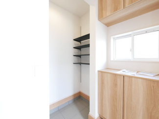 【玄関】 | 甲府市羽黒町 新築全3棟 2号棟 オール電化 敷地78坪 | 玄関には土間収納あり
