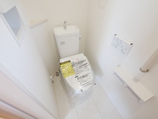 【トイレ】 | 甲府市羽黒町 新築全3棟 2号棟 オール電化 敷地78坪 | 2階　トイレ　ウォシュレット付き