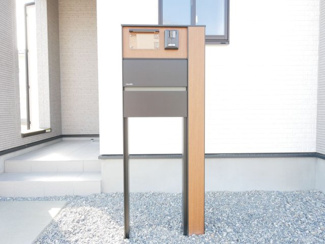 【庭】 | 甲府市羽黒町 新築全3棟 2号棟 オール電化 敷地78坪 | 外構工事も完了済み　ポスト付