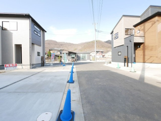 【前面道路含む現地写真】 | 前面道路は幅員6ｍ　新興住宅地の一角です。
