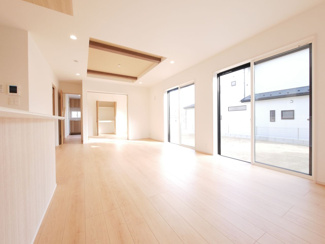 【居間・リビング】 | 甲府市羽黒町 新築全3棟 2号棟 オール電化 敷地78坪 | 明るいご家族憩いのリビング
