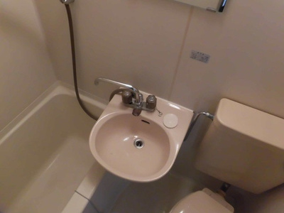 【洗面所】 | ベルメゾン南江口 | 鏡付きの洗面台です。