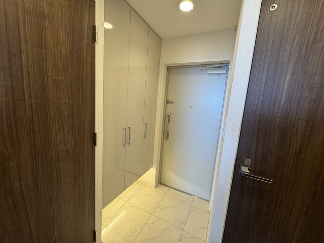 豊中市岡上の町１丁目の賃貸マンションの玄関