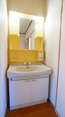 【洗面所】 | グリーンリバー泉台Ａ | ゆったりとスペースのある洗面所