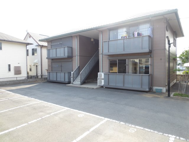 ひたちなか市大字稲田のアパートの外観|外観と駐車場の写真です。