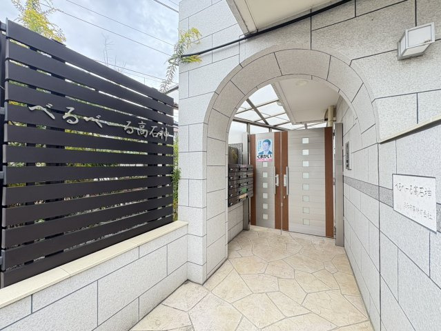べるべーる高石神のエントランス