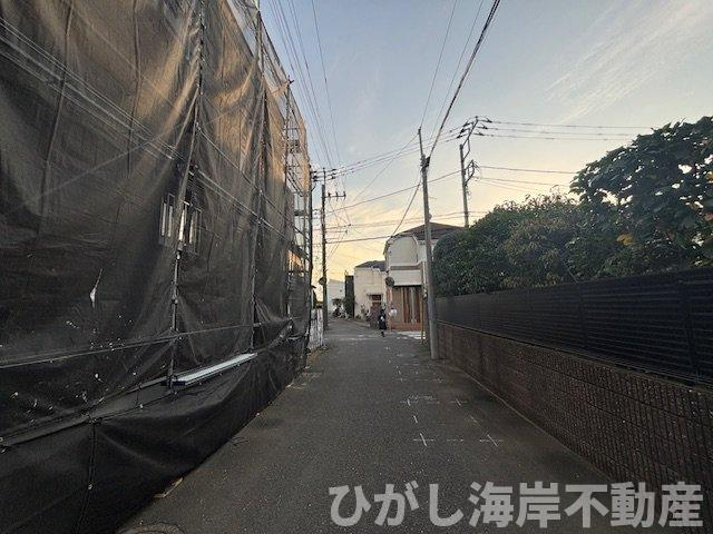 藤沢市鵠沼海岸7丁目　新築戸建　全３棟の前面道路含む現地写真|11月7日撮影　建築中　現地外観