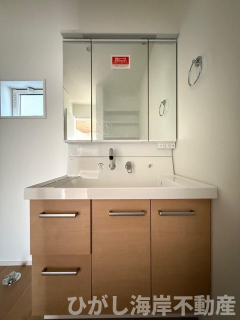 平塚市諏訪町第　新築戸建　全2棟の独立洗面台|三面鏡化粧台