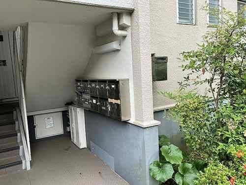 上郷西ケ谷団地壱〇号棟のエントランス