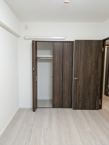 【洋室】 | アンピール長住南 | 玄関側の6帖の洋室。各部屋にはクローゼットを完備しています。収納が多いお家はすっきりして快適空間です