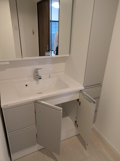 【独立洗面台】 | アンピール長住南 | 三面鏡裏収納付きの洗面台で、散らかりがちな洗面回りもすっきりと片付きます