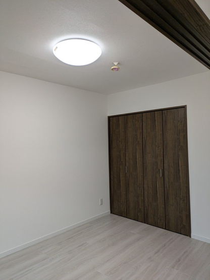 【洋室】 | アンピール長住南 | リビング横の6帖の洋室。LDKとは引き戸でフラットにつながっています